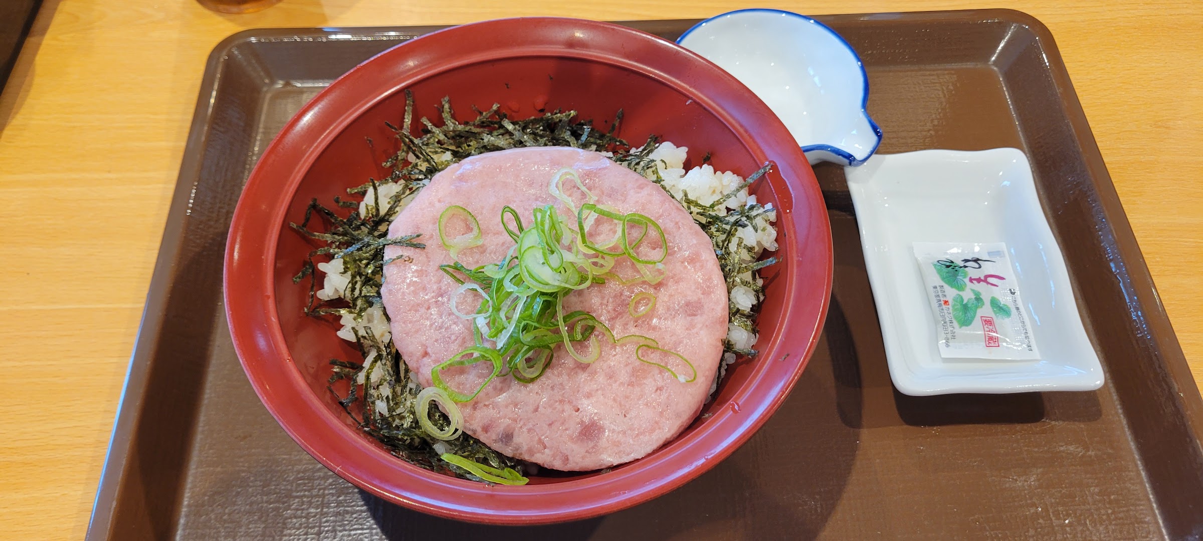 すき家のまぐろたたき丼(並、ご飯調整)。丼にはまぐろのたたき、刻み海苔、青ネギがのっており、茶色のトレーにのせられて提供されている。
